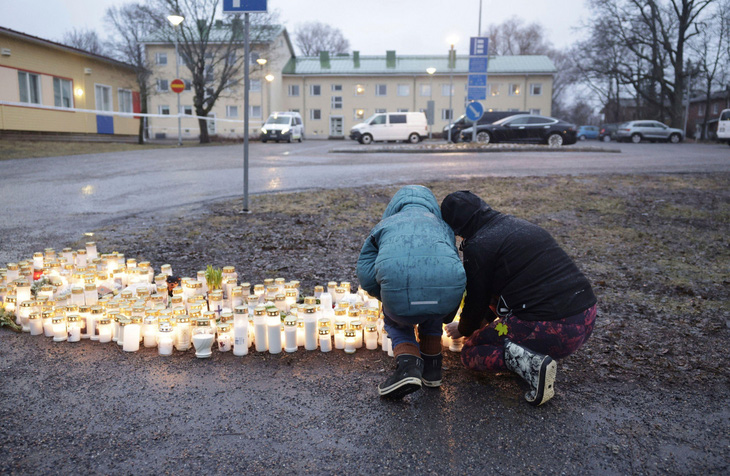 Học sinh và phụ huynh thắp nến tưởng niệm ba nạn nhân thương vong trong vụ thiếu niên 12 tuổi xả súng ở Phần Lan - Ảnh: THE JOURNAL