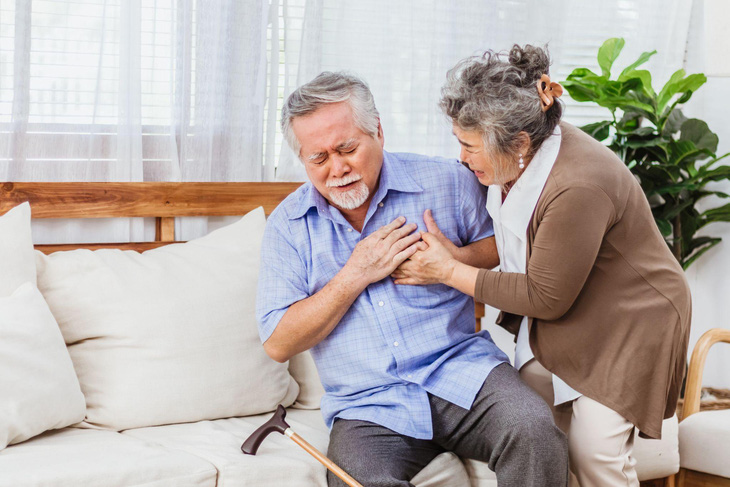 Người có bệnh lý nền như bệnh về tim mạch là một trong những đối tượng nguy cơ dễ bị lây nhiễm cúm mùa - Ảnh: Shutterstock