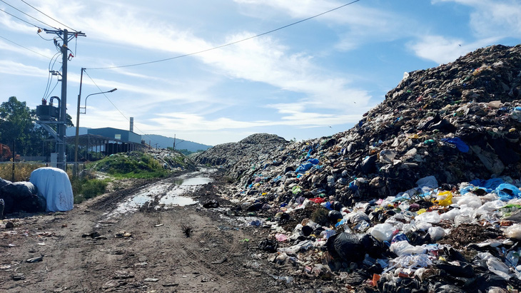 Bãi rác tạm tại Đồng Cây Sao đang được xử lý theo gói thầu xử lý rác tạm trong 22 tháng - Ảnh: CHÍ CÔNG