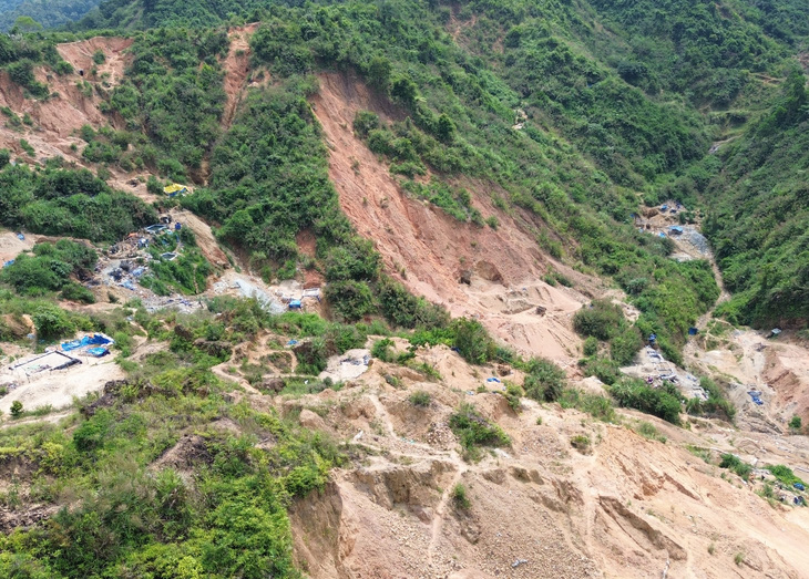 Núi đồi ở khu vực bãi 5A, xã Phước Thành, huyện Phước Sơn bị đào xới nham nhở để khai thác vàng trái phép - Ảnh: LÊ TRUNG