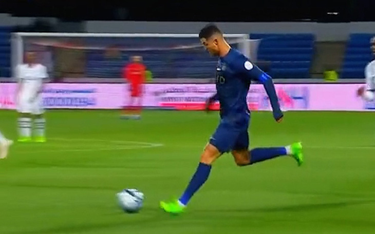 Ronaldo lập siêu phẩm lốp bóng 