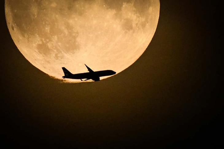 Thời gian trên Mặt trăng nhanh hơn khoảng 58,7 micro giây/ngày so với Trái đất. Trong ảnh: một máy bay trên bầu trời London vào thời điểm diễn ra 
