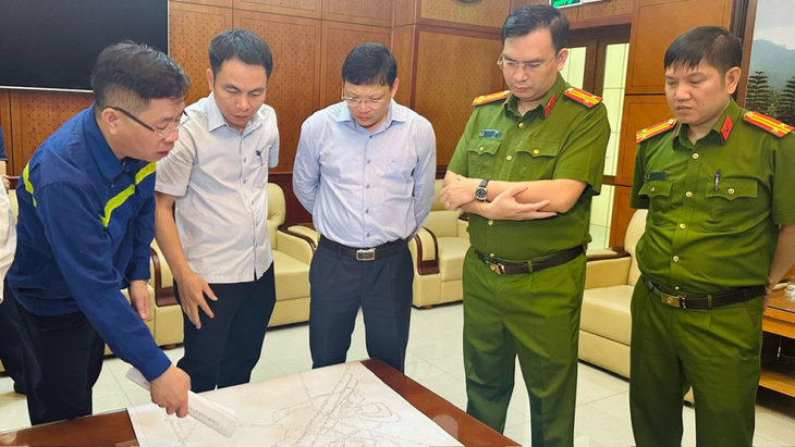 Lực lượng chức năng tỉnh Quảng Ninh đến Công ty Than Thống Nhất nắm tình hình và chỉ đạo khắc phục sự cố - Ảnh: H.YẾN