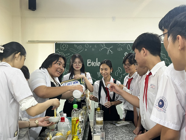 Học sinh lớp 9 Trường THCS Lê Quý Đôn trải nghiệm làm học sinh lớp 10 tại Trường THPT Lê Quý Đôn. Trong ảnh: các em học sinh đang làm thí nghiệm hóa học - Ảnh: MỸ DUNG