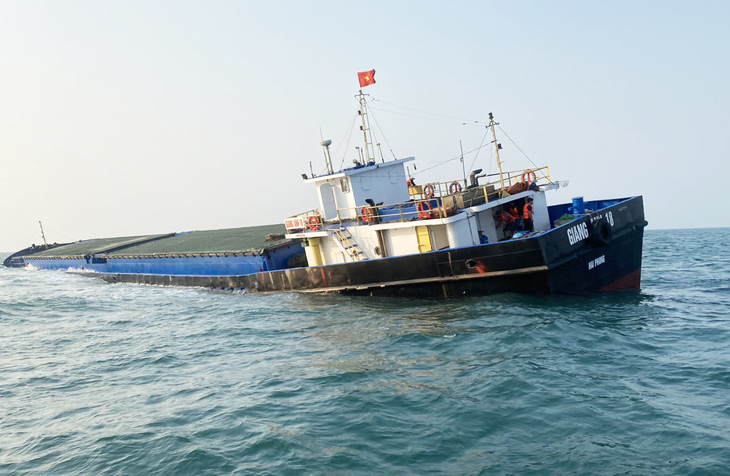 Tàu Giang Anh 18 bị nghiêng, chìm dần ở vùng biển Cù Lao Chàm hôm 24-3 - Ảnh: H.A.