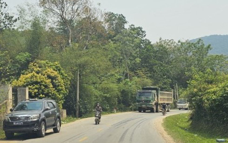 Ô tô của cảnh sát Thanh Hóa túc trực gần khu vực rừng sến Tam Quy, huyện Hà Trung - Ảnh: CTV