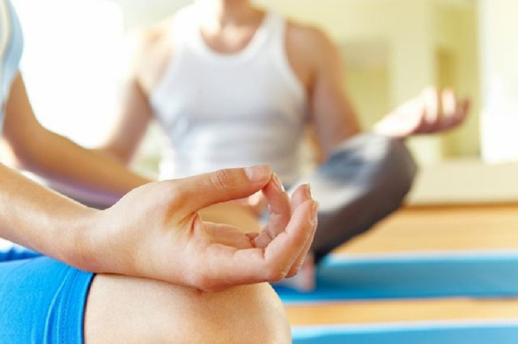 Yoga có thể giúp giảm cơn giận - Ảnh: AFP