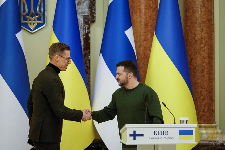 Tổng thống Phần Lan Alexander Stubb (bên trái) trong cuộc họp báo chung với Tổng thống Ukraine Volodymyr Zelensky tại Kiev, ngày 3-4 - Ảnh: REUTERS