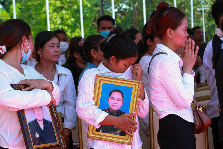 Tang lễ các binh sĩ thiệt mạng trong vụ nổ đạn tại căn cứ quân sự ở tỉnh Kampong Speu, Campuchia, ngày 28-4 - Ảnh: REUTERS