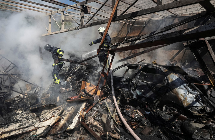 Lực lượng cứu hộ làm việc tại địa điểm bị Nga tấn công tên lửa ở Kharkov, Ukraine ngày 30-4 - Ảnh: REUTERS