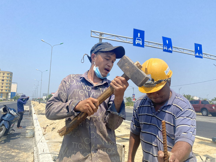 Công nhân làm việc trong nắng nóng gay gắt ở miền Trung - Ảnh: TRƯỜNG TRUNG