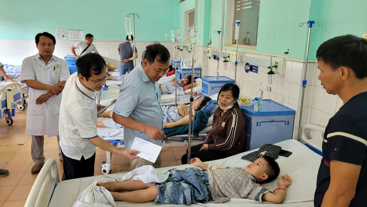 Ban An toàn giao thông tỉnh Gia Lai tới bệnh viện thăm hỏi các nạn nhân vụ tai nạn - Ảnh: HUỲNH CÔNG ĐÔNG 