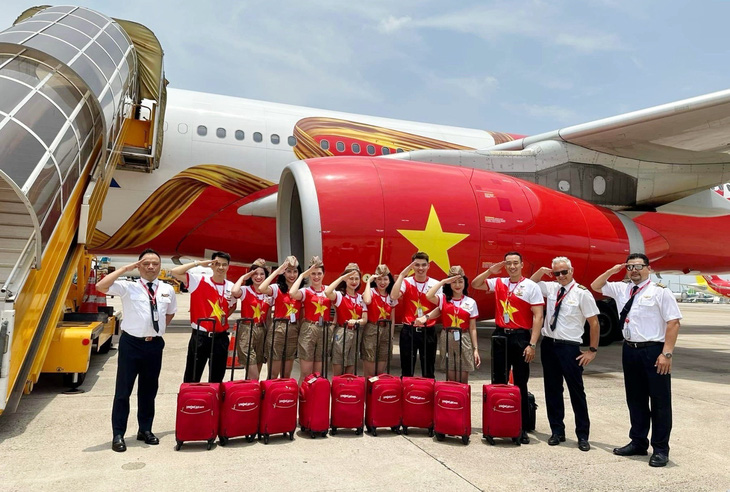 Phi hành đoàn Vietjet cùng góp giọng trong ca khúc Hello Việt Nam