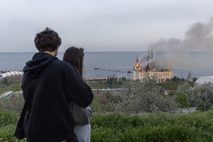 Người dân địa phương và các sinh viên theo học tại cơ sở giáo dục luật tư nhân này đau lòng nhìn ngôi trường bị ngọn lửa nuốt chửng - Ảnh: AFP