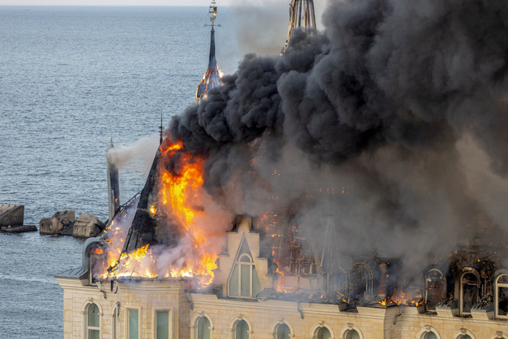 Phần mái của “lâu đài Harry Potter” chìm trong biển lửa vào chiều 29-4 - Ảnh: AFP