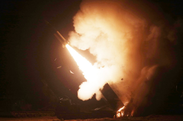 Hệ thống tên lửa chiến thuật lục quân (ATACMS) khai hỏa - Ảnh: NEWSWEEK/GETTY IMAGES