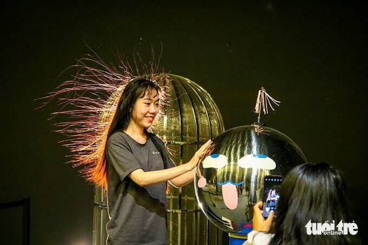 Ngày nóng, du khách thích thú khám phá quả cầu Tesla, ngắm thiên văn ở Quy Nhơn
