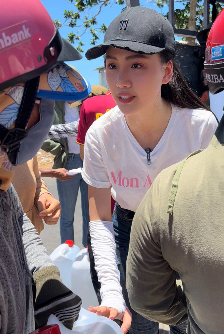 Hoa hậu Bùi Quỳnh Hoa tặng nước sạch cho người dân vùng hạn mặn - Ảnh: FBNV