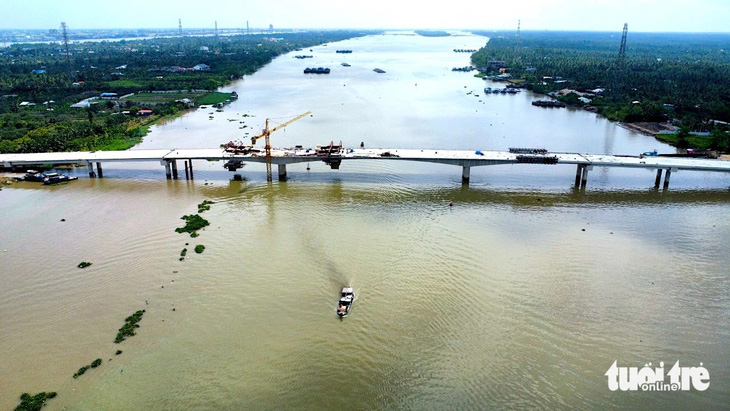 Cầu Mỹ Tho, một hợp phần của cầu Rạch Miễu 2 đã được hợp long, nối liền hai tỉnh Tiền Giang, Bến Tre