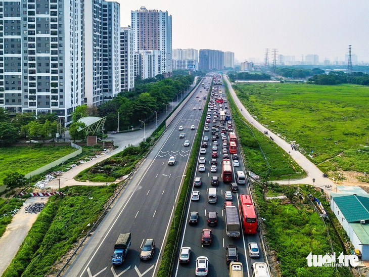 Từ đầu giờ chiều, cao tốc Pháp Vân - Cầu Giẽ đã ùn tắc gần 3km hướng về trung tâm thành phố, nhiều phương tiện đi vào làn khẩn cấp - Ảnh: HỒNG QUANG