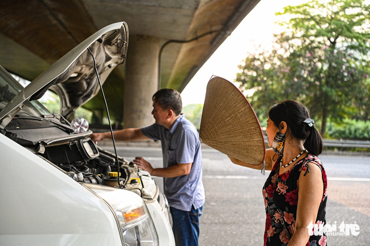 Chưa hết nghỉ lễ, người dân ùn ùn trở lại Hà Nội trong nắng nóng 41 độ C- Ảnh 4.