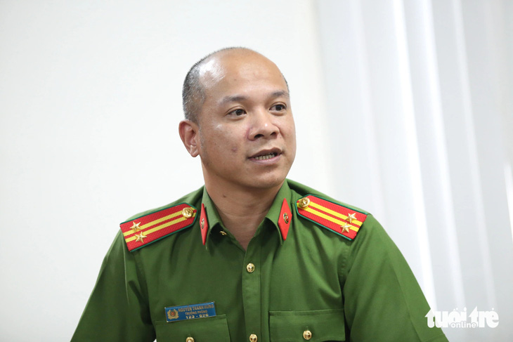 Trung tá Nguyễn Thành Hưng, trưởng Phòng cảnh sát hình sự, trả lời tại buổi họp báo - Ảnh: MINH HÒA