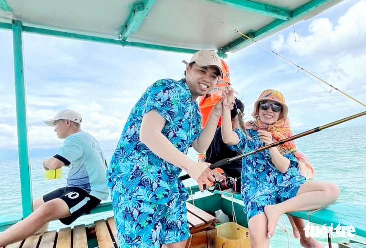 Khách du lịch trải nghiệm câu cá ở biển Phú Quốc (câu ở vùng biển sát bờ) - Ảnh: C.CÔNG