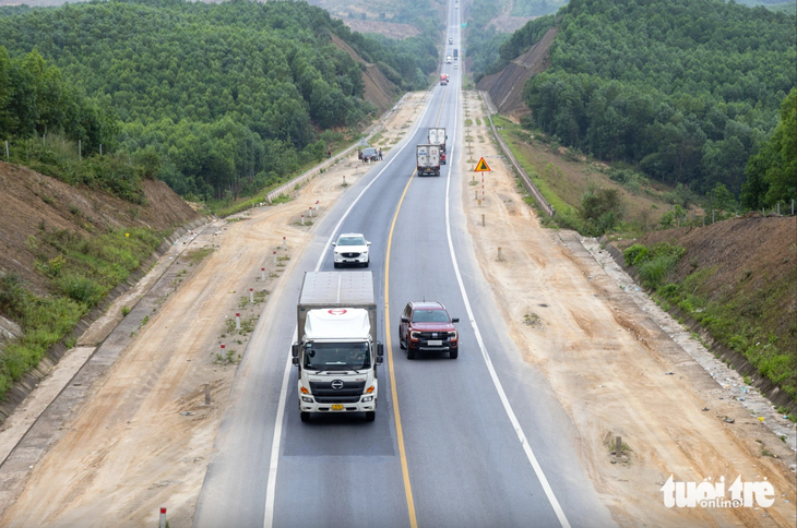 Cao tốc Cam Lộ - La Sơn hiện có 2 làn xe và 9 điểm mở rộng 4 làn để xe tránh vượt - Ảnh: HOÀNG TÁO