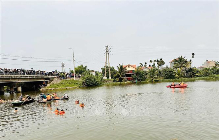 Các lực lượng tìm kiếm cứu nạn hai cháu bị đuối nước ngày 29-4 - Ảnh: TTXVN phát