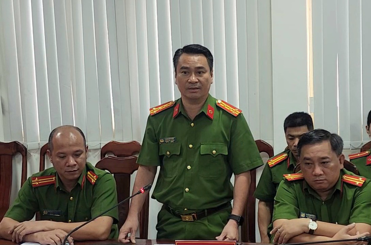 Đại tá Phạm Đình Ngọc, trưởng Công an quận 12, trả lời tại buổi họp báo - Ảnh: NGỌC KHẢI