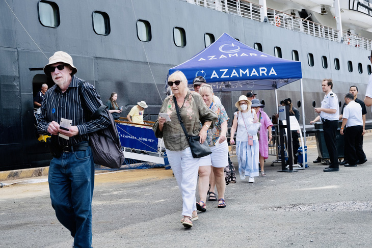 654 khách quốc tế trên tàu biển Azamara Journey (thuộc hãng Azamara Cruises) quốc tịch Mỹ, Đức, Anh, Canada... đã cập cảng Nhà Rồng - Khánh Hội sáng 30-4 để tham quan Cần Giờ, Củ Chi và Mỹ Tho - Bến Tre - Ảnh: B.C.