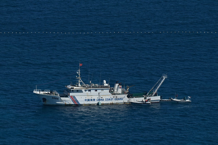 Ảnh chụp từ trên cao cho thấy tàu hải cảnh Trung Quốc tại khu vực bãi cạn Scarborough ở Biển Đông vào ngày 16-2 năm nay - Ảnh: AFP