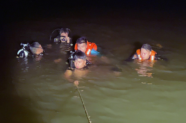 Lực lượng cứu nạn nỗ lực tìm kiếm các nạn nhân vụ lật thuyền và mất tích dưới sông Bé - Ảnh: AN BÌNH