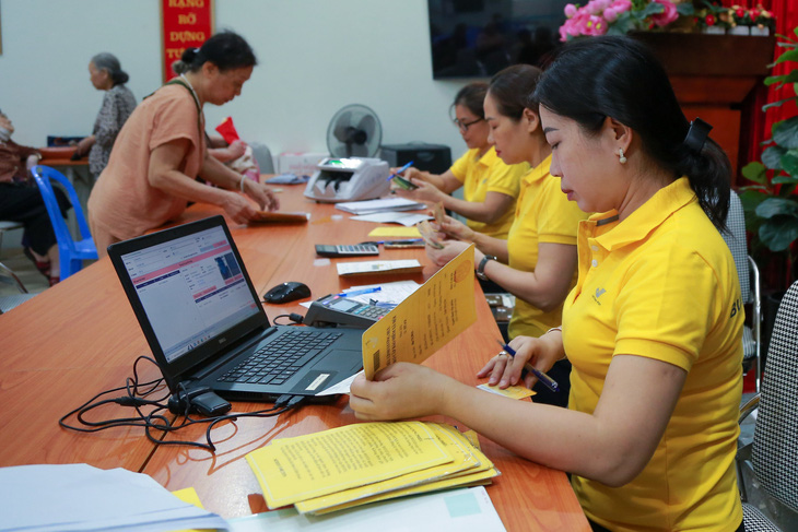 Chi trả lương hưu tại một cơ sở bưu điện ở quận Đống Đa, Hà Nội - Ảnh: DANH KHANG