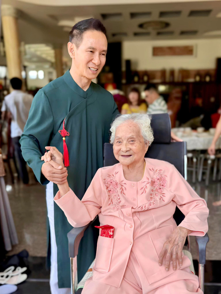 Lý Hải bên mẹ anh, bà Phạm Thị Hai - nguồn cảm hứng của nhân vật bà Hai trong phim - Ảnh: ĐPCC