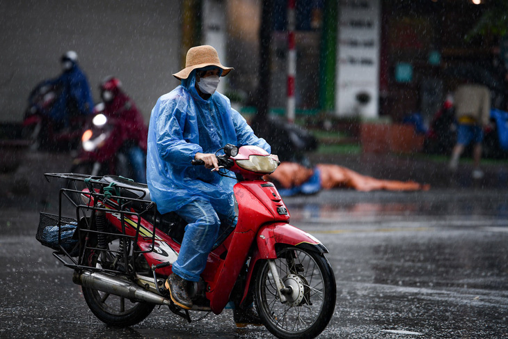 Từ đêm nay 30-4 ở Bắc Bộ, khu vực Thanh Hóa và Nghệ An có mưa rào và dông rải rác, cục bộ có mưa to - Ảnh: NAM TRẦN