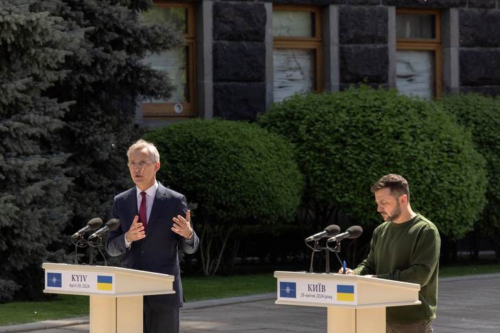 Tổng thư ký NATO Jens Stoltenberg (trái) phát biểu bên cạnh Tổng thống Ukraine Volodymyr Zelensky trong cuộc họp báo chung ở Kiev, Ukraine ngày 29-4 - Ảnh: AFP