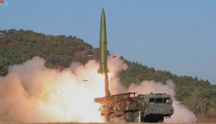 Triều Tiên diễn tập khai hỏa tên lửa đạn đạo Hwasong-11 do chính mình sản xuất - Ảnh: DEFENSE SECURITY ASIA