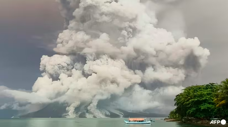 Một vụ phun trào của núi lửa Ruang trong ảnh chụp nhìn từ đảo Tagulandang ở Sitaro, Bắc Sulawesi - Ảnh: AFP