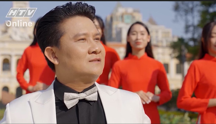Ca sĩ Phạm Thế Vĩ trong MV Đất nước trọn niềm vui - Ảnh: Cắt từ clip