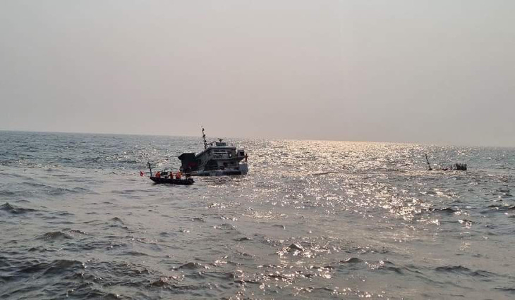 Xuồng cứu nạn từ tàu SAR 411 tiếp cận cứu thuyền viên tàu Sunrise 268 - Ảnh: Vietnam MRCC