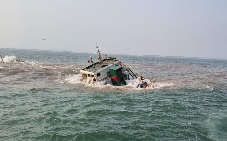 Tàu Sunrise 268 đang chìm dần - Ảnh: Vietnam MRC