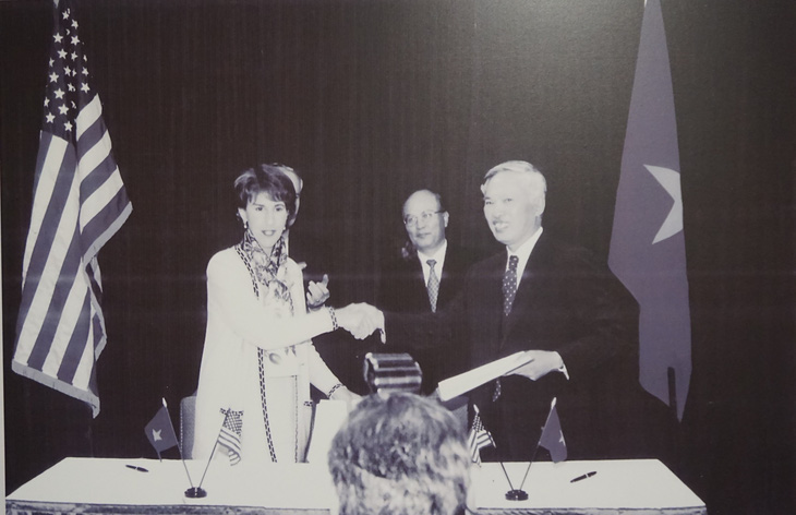 Bộ trưởng Bộ Thương mại Vũ Khoan (bìa phải) và đại diện thương mại Hoa Kỳ Charlene Barshefsky ký Hiệp định thương mại Việt Nam - Hoa Kỳ ngày 13-7-2000 tại thủ đô Washington D.C - Ảnh tư liệu