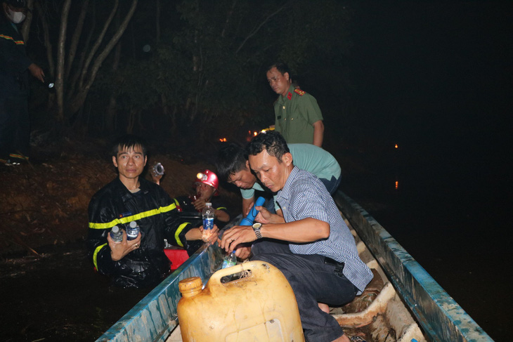 Chiến sĩ Công an tỉnh Kiên Giang chữa cháy rừng xã Vĩnh Phú (huyện Giang Thành) xuyên đêm - Ảnh: TIẾN DŨNG