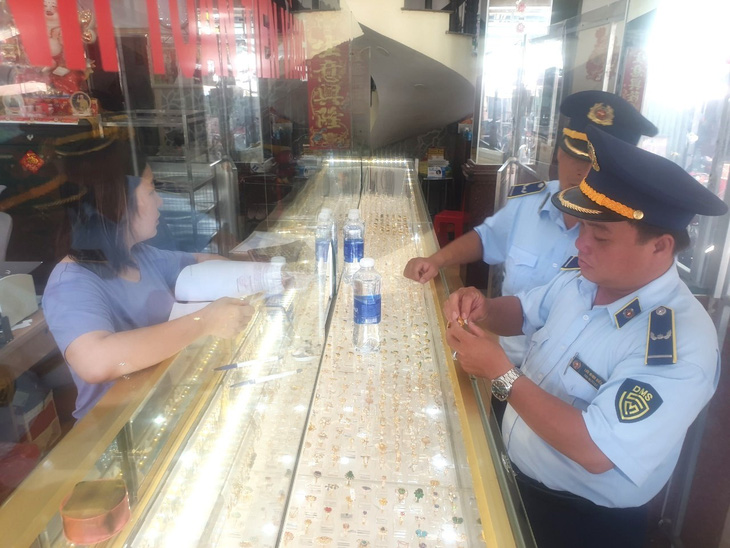Lực lượng chức năng kiểm tra cửa hàng vàng tại Tiền Giang - Ảnh: Lực lượng chức năng cung cấp