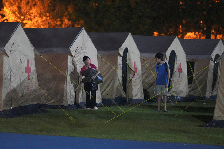 Nhiều người dân tại Hoa Liên phải tạm lánh trong các căn lều đặt ở một trường học được sử dụng làm nơi trú ẩn vào đêm 3-4 - Ảnh: REUTERS
