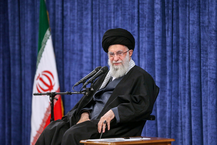 Lãnh đạo tối cao Iran Ayatollah Ali Khamenei quan sát trong cuộc họp ở Tehran, Iran, ngày 3-4 - Ảnh: REUTERS