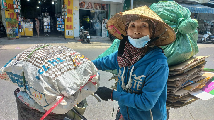 Một người dân làm nghề thu mua phế liệu ở TP Đà Nẵng cho biết cảm thấy rất khó chịu giữa cái nắng đầu mùa - Ảnh: KHÁNH TRINH