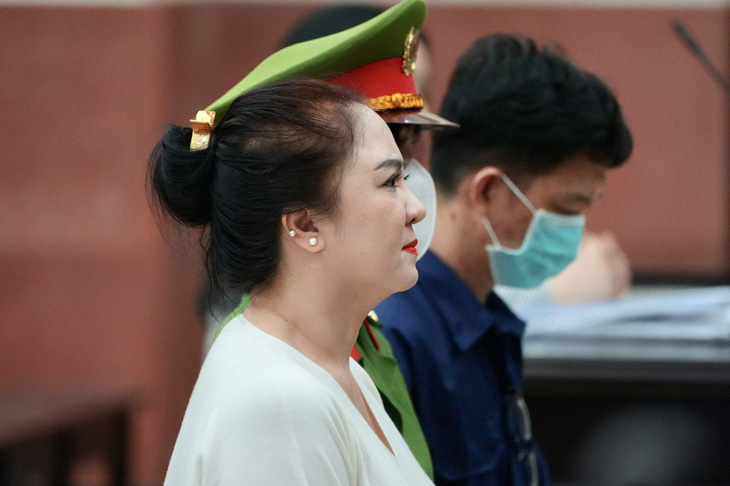 Bà Nguyễn Phương Hằng trả lời hội đồng xét xử phúc thẩm - Ảnh: HỮU HẠNH