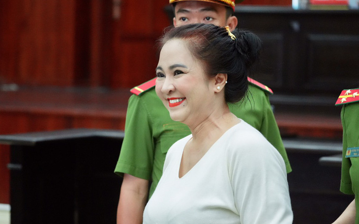 Bà Nguyễn Phương Hằng: 
